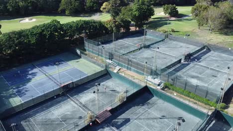 club de campo, república dominicana - 2023 - vista superior de la cancha de tenis de drones desde arriba con buen clima soleado