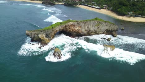 Drohnenansicht-Von-Korallenfelsen,-Die-Von-Der-Welle-Am-Tropischen-Strand-Zermalmt-Werden