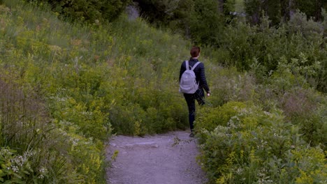 mujer con chaqueta ligera paseando a su perro en un día de verano