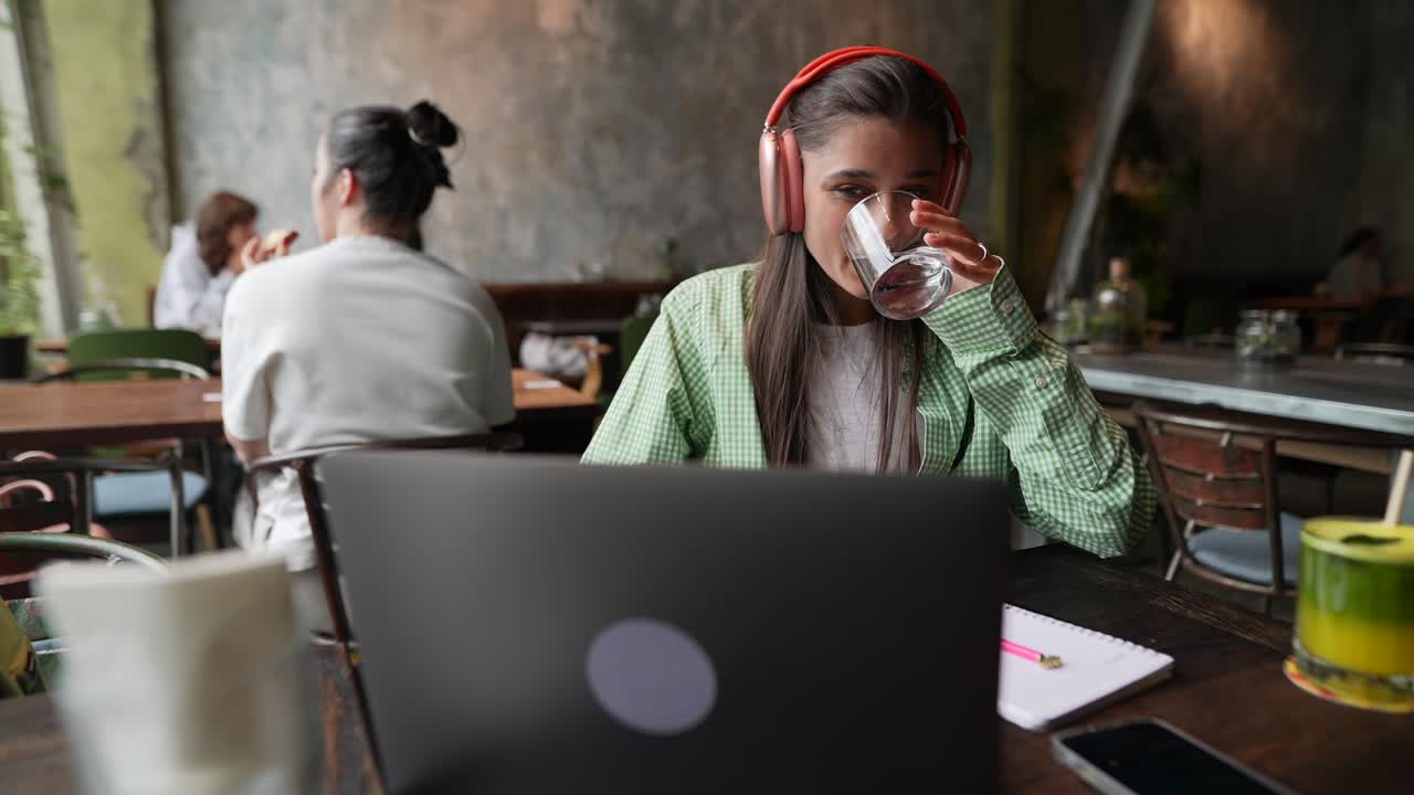 Woman working on a laptop in a cafe