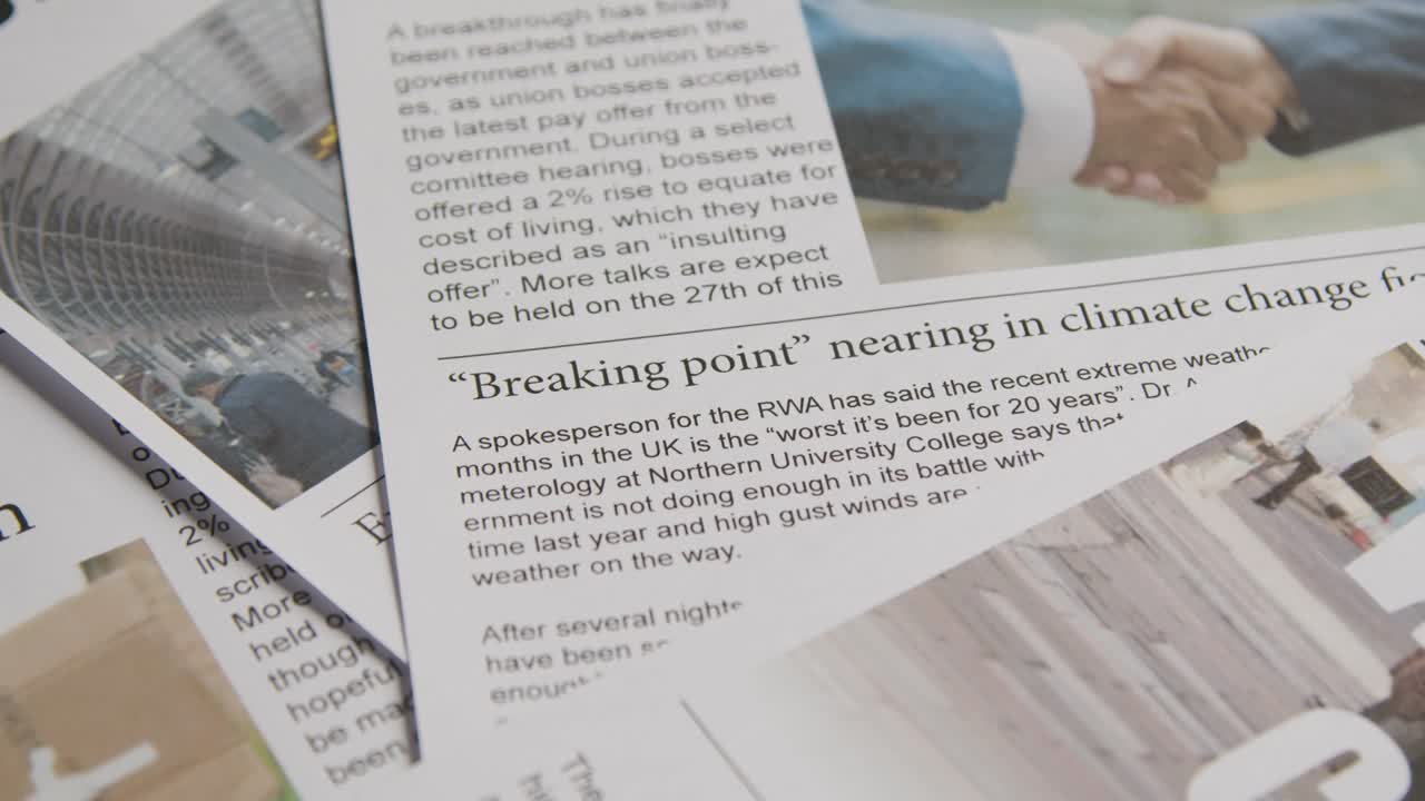 노동조합 분쟁에서 파업 협상을 논의하는 신문 헤드라인 5