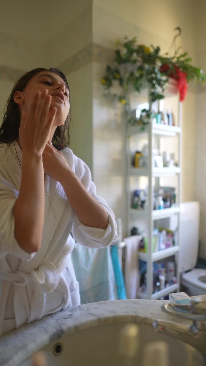 женщина, занимающаяся уходом за кожей в ванной