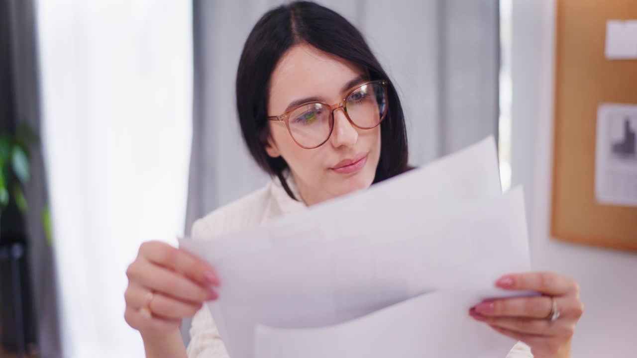 una mujer de negocios confiada analiza documentos financieros