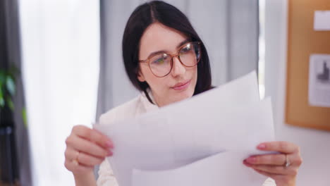 una mujer de negocios confiada analiza documentos financieros