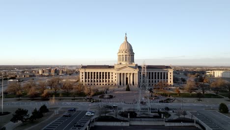 edificio del capitolio del estado de oklahoma en la ciudad de oklahoma, oklahoma con video de avión no tripulado retrocediendo