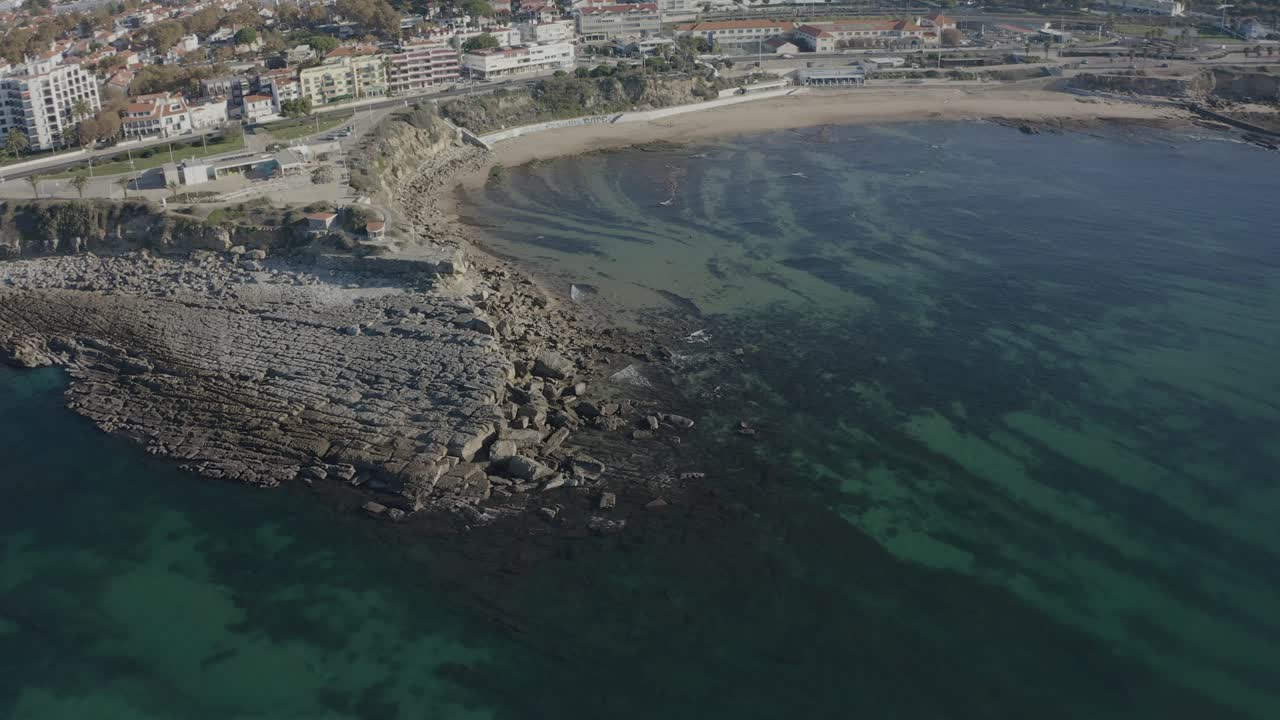 agua transparente y hermosa del cielo en cascais