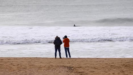 Capturando-La-Intensa-Acción-De-Un-Concurso-De-Surf-En-La-Playa,-Estas-Impresionantes-Fotos-Muestran-La-Habilidad,-La-Velocidad-Y-La-Emoción-De-Los-Surfistas-Que-Compiten