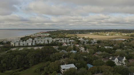 St-Simons-Georgia-Aerial-V4-Pan-Linke-Aufnahme-Der-Stadtviertel-Am-Wasser-Und-St-Simons-Sound---März-2020