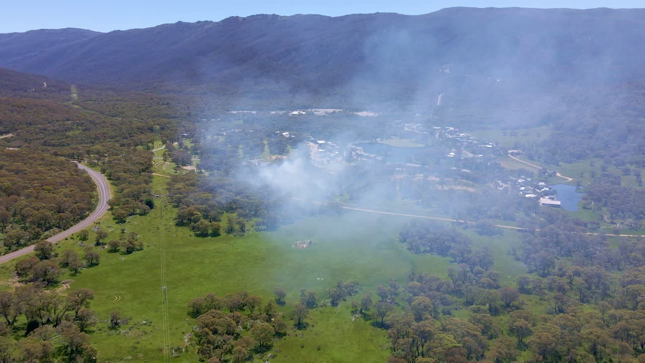 오스트레일리아 뉴사우스웨일즈의 크래켄백 지역에서 이 아오르고 있다.