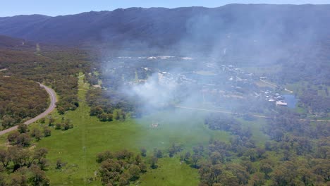el humo sale de la zona de crackenback en nueva gales del sur, australia