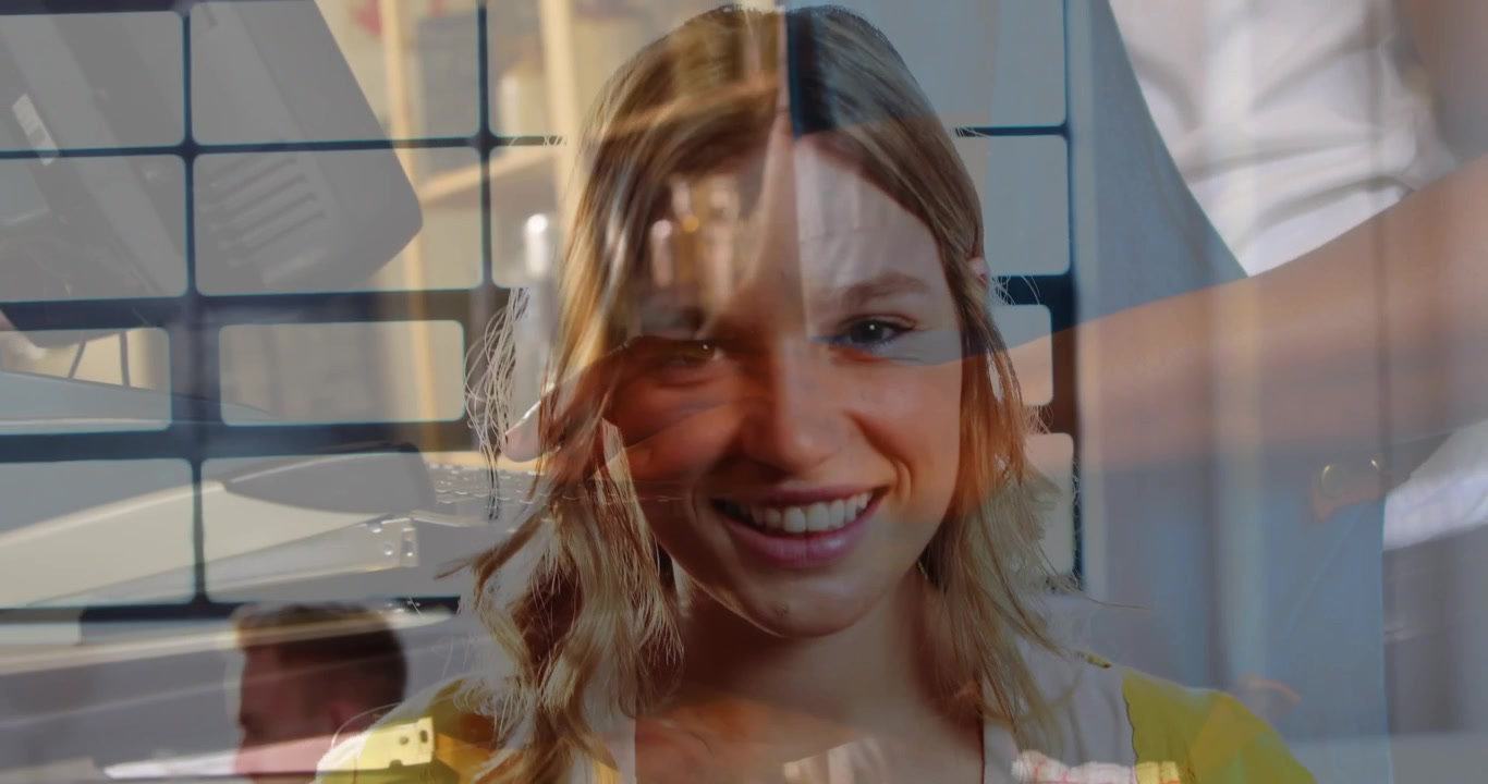 Animazione di uomini caucasici che usano il computer sopra donne caucasiche sorridenti