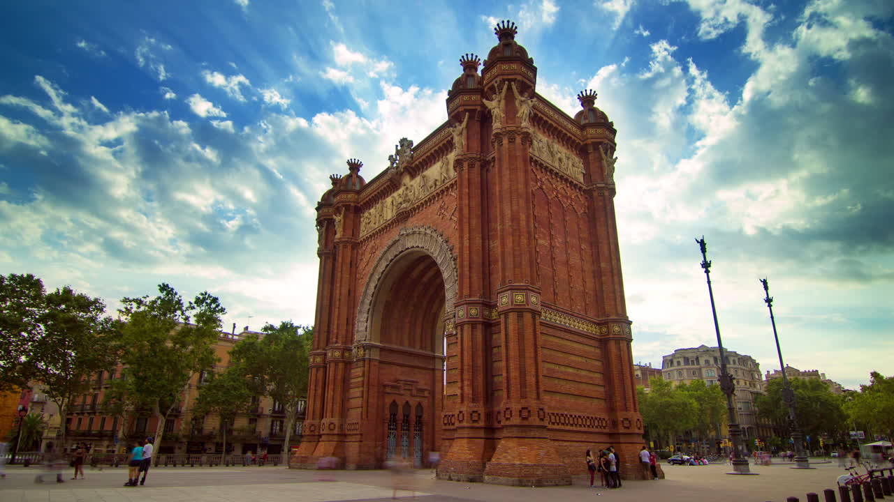 Arco de Triunfo de Barcelona. Timelapse de nubes en el cielo sobre el Arco de Triunfo de Barcelona.