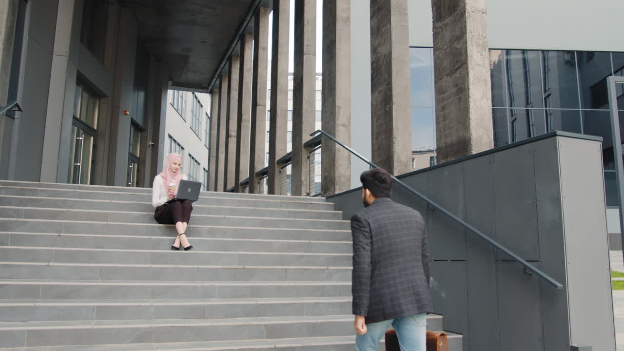 계단에서 만나는 사업가들