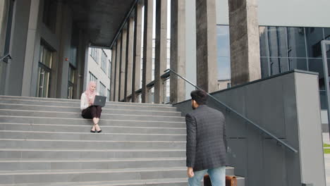 gente de negocios reunida en las escaleras.