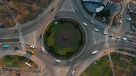 vista aérea de 4k del lapso de tiempo de la carretera de circunvalación con coches circulares.