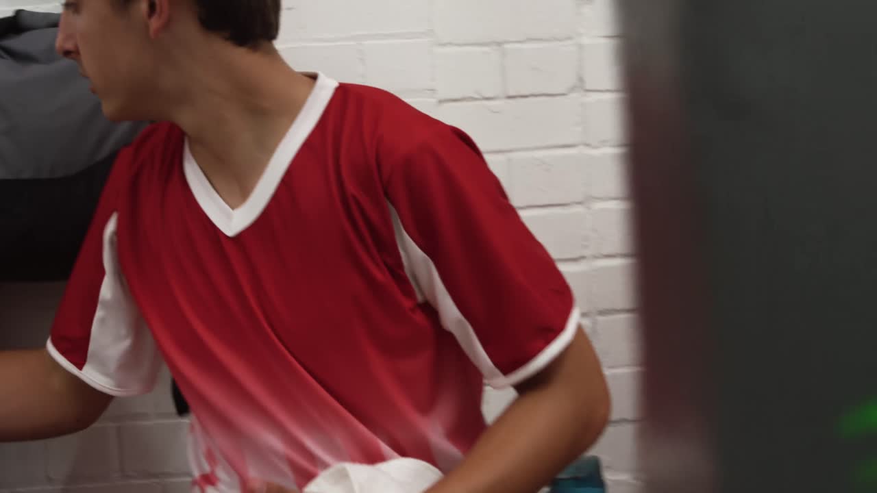 jugadores de rugby hablando en el vestuario