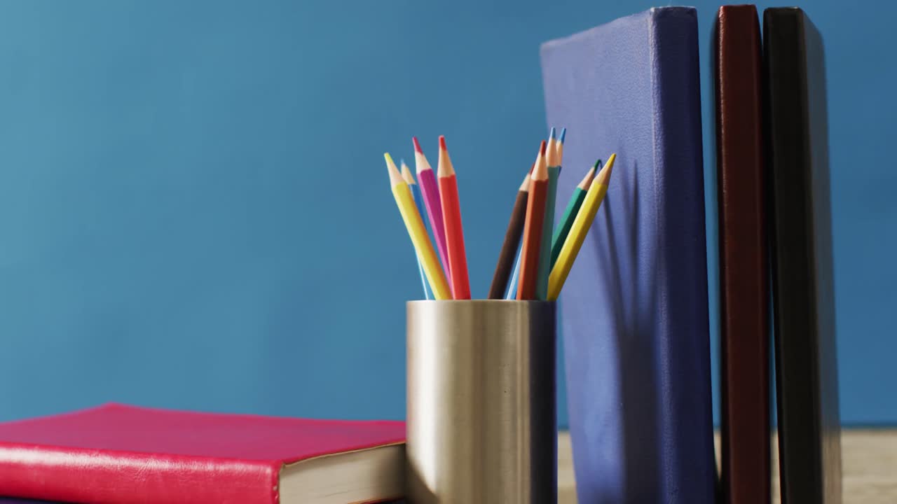 컨테이너 에 있는 크레이온 과 파란색 배경 에 있는 책 들 의 비디오