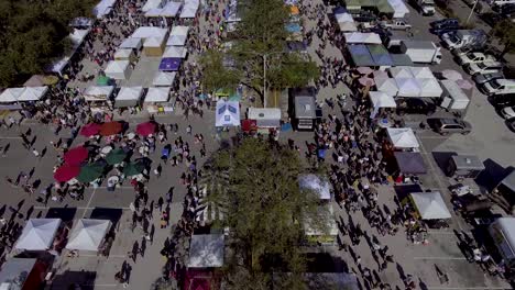 video de drones aéreos de 4k del mercado de agricultores cerca de edificios de gran altura en st