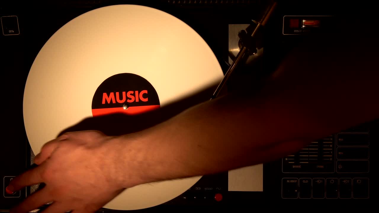 턴테이블과 비닐 레코드의 상단 시각.