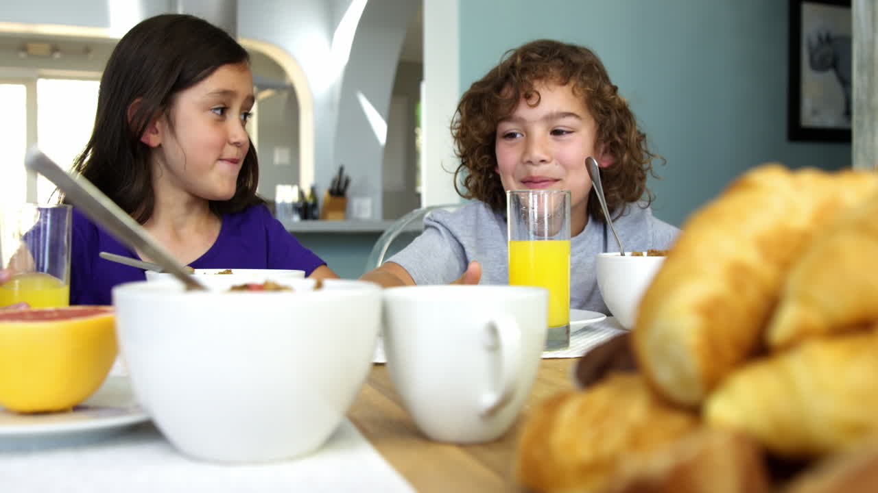 Fratello e sorella facendo colazione