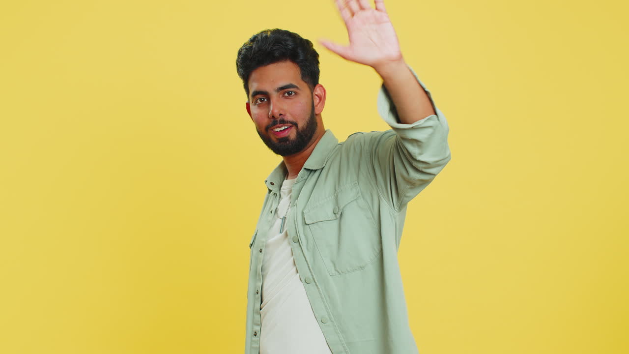 hombre feliz sonriendo amistosamente agitando las manos gestando hola saludo o adiós, invitación a una reunión