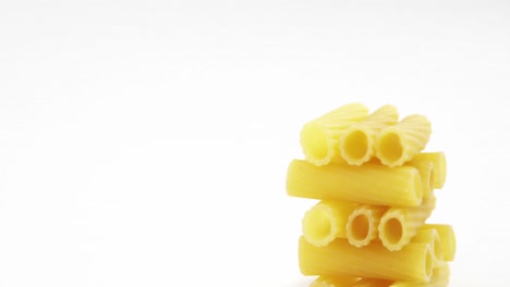 una pila de pasta de penne