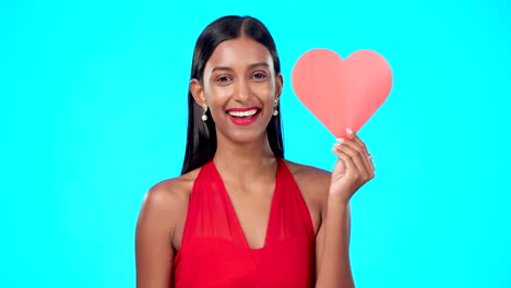 pensando, feliz o mujer con el corazón signo de papel