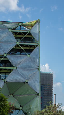 el lapso de tiempo de los edificios de rascacielos en barcelona en vertical