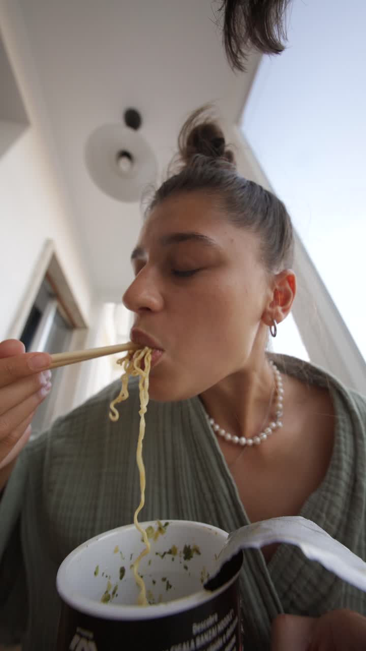 가락으로 을 먹는 여자