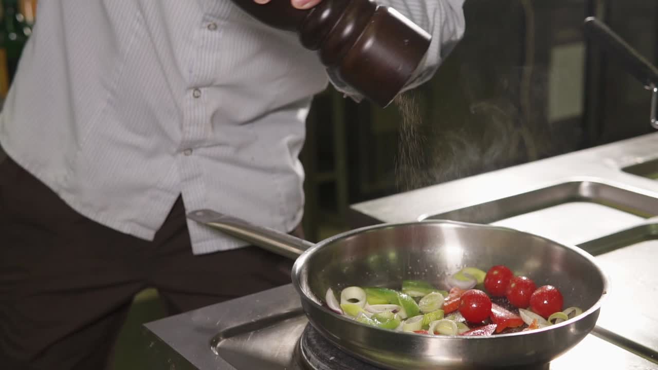 chef preparando una salsa frita con verduras