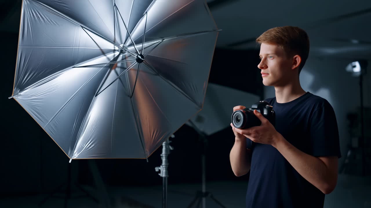 Jonge Mannelijke Fotograaf met Camera in een Professionele Studio