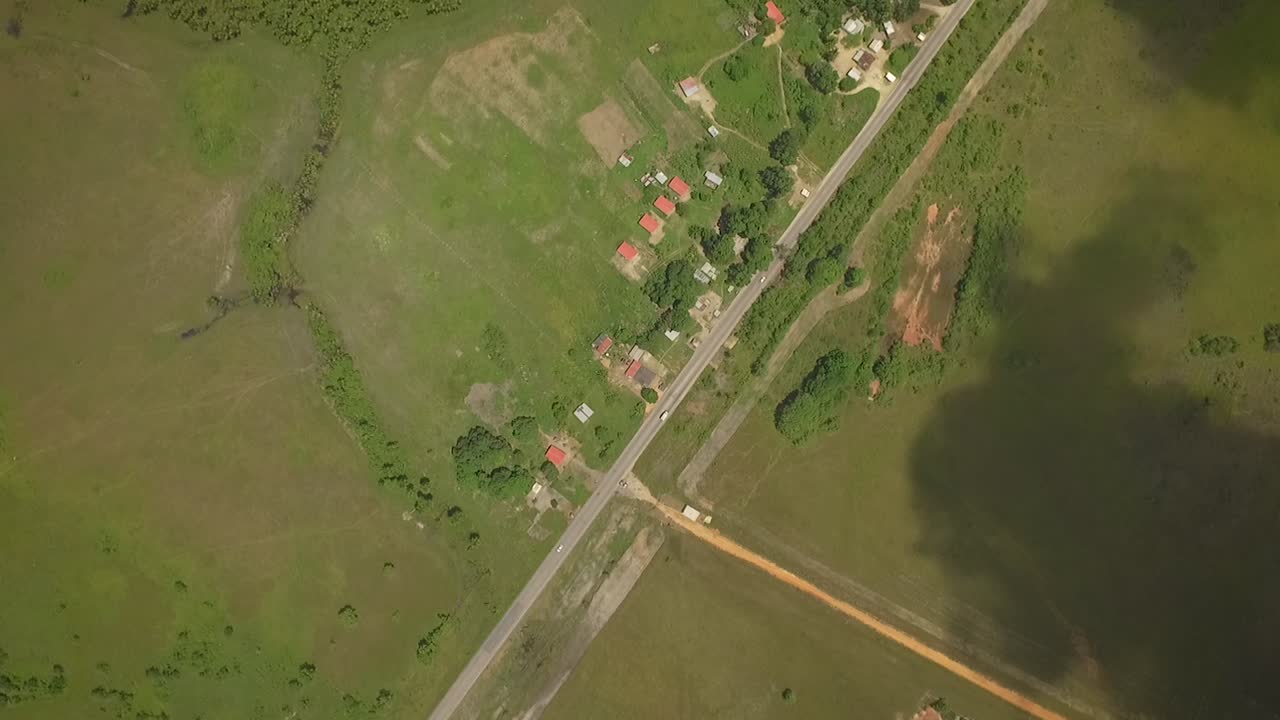 desde la vista superior de un camino recto a través de una sabana verde