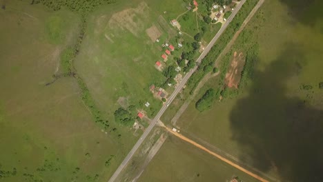 desde la vista superior de un camino recto a través de una sabana verde
