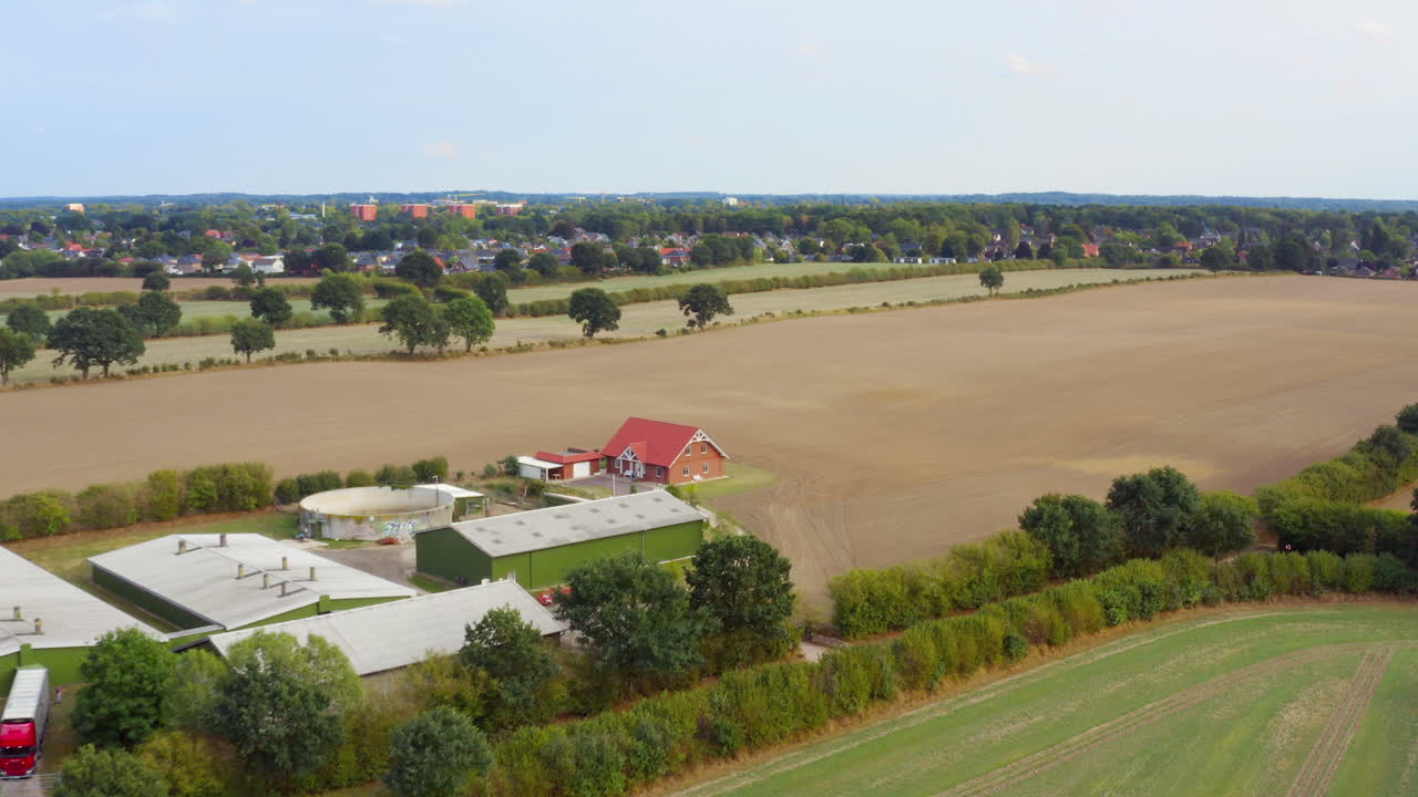 vista aérea de un campo agrícola con tractor