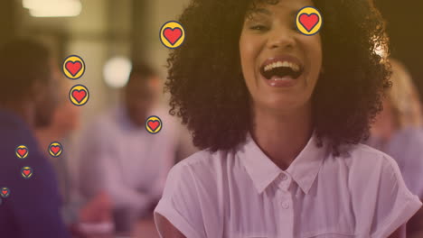 animación de corazones flotando sobre feliz mujer afroamericana