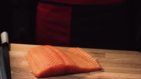 la preparación de salmón para el sushi