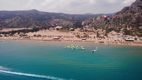 Actividad-Recreativa-Con-Deportes-Acuáticos-De-Parasailing-En-Tsambika-Beach-Resort-En-La-Isla-De-Rhodos,-Grecia