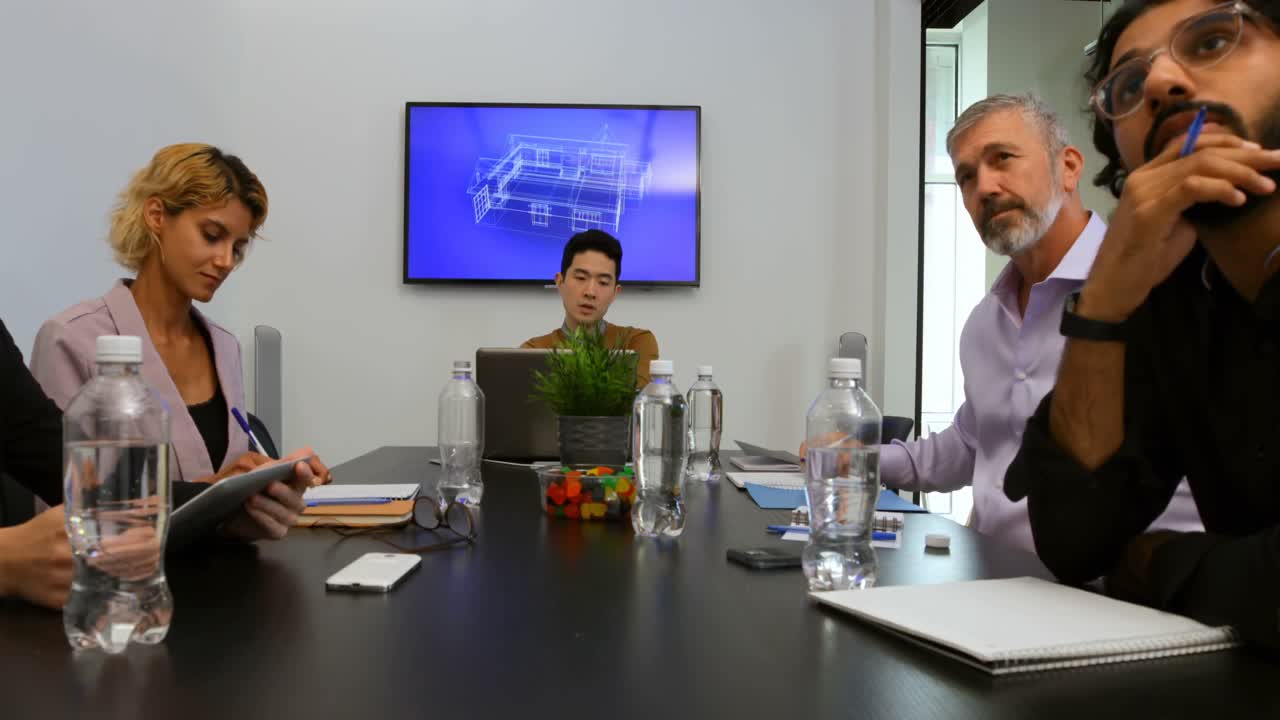 4k 회의에 앉아있는 비즈니스 동료들