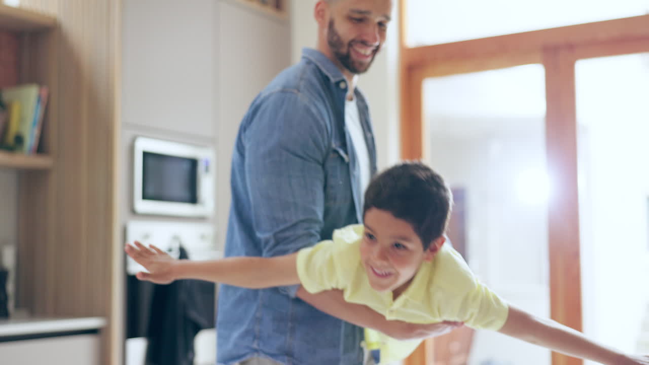 hogar, padre e hijo con felicidad