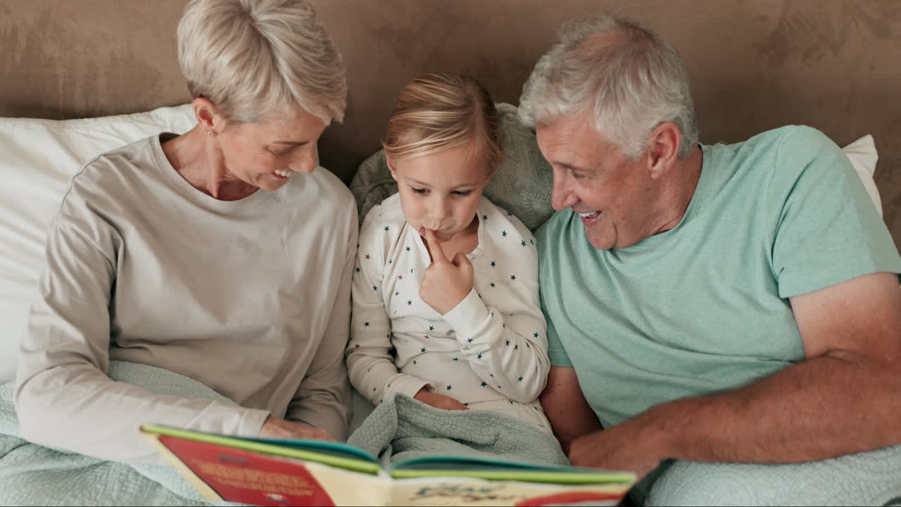 Camera da letto, libro e nonni che leggono a