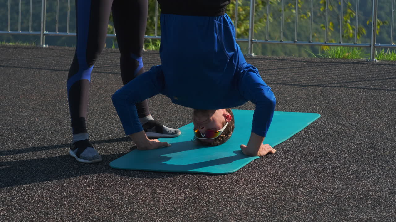 야외에서 헤드스탠드를 하는 남자