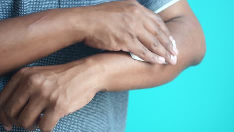 persona que aplica un pañuelo a su muñeca