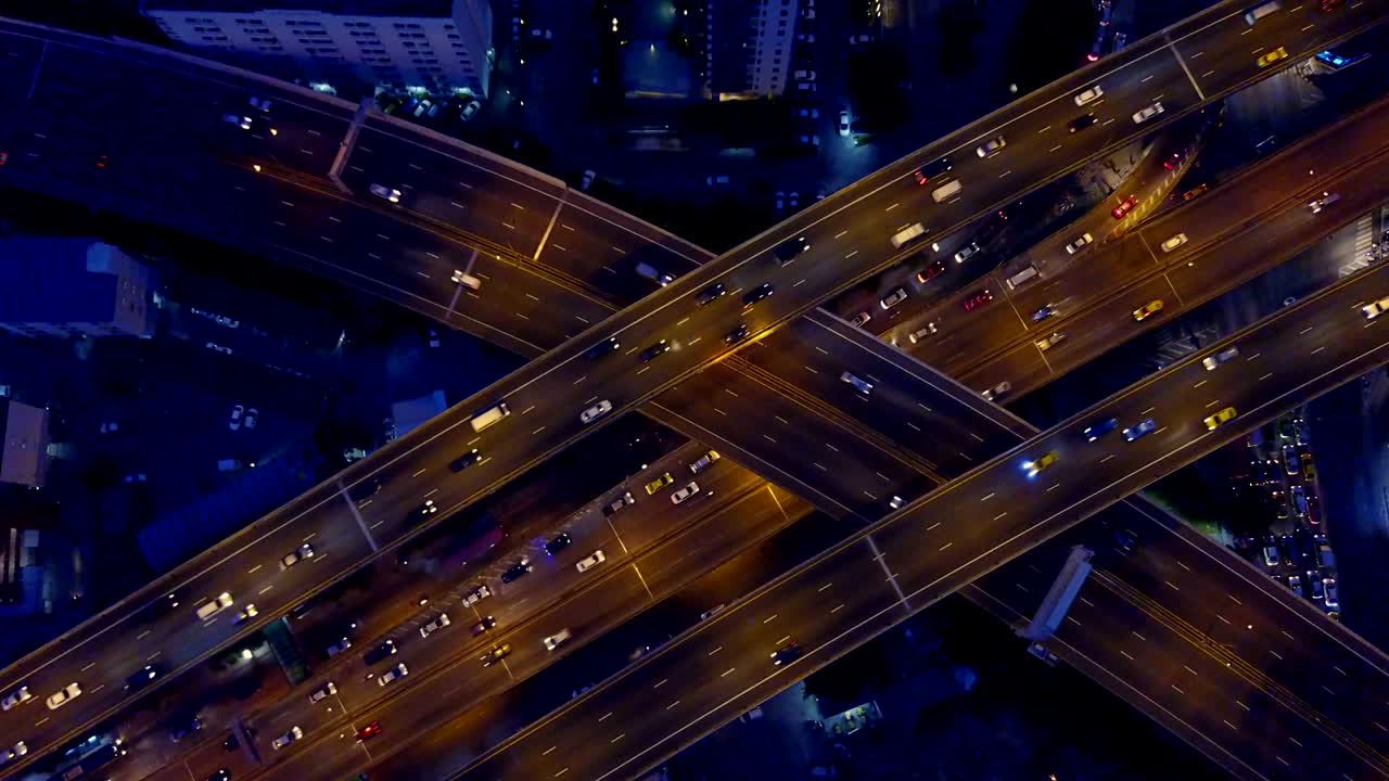 밤에 도로를 가로지르는 4k 비디오로 확대합니다.