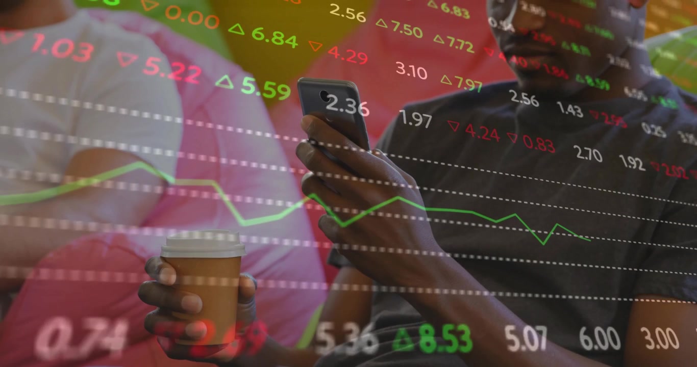 Dois homens no sofá rolando o celular, assistindo a sobreposição animada de ações atualizando valores de mercado para negociação.