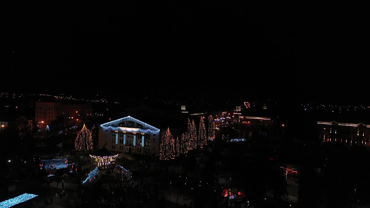 도시 공원 에 있는 크리스마스 조명. 공중 에서 볼 수 있는 모습