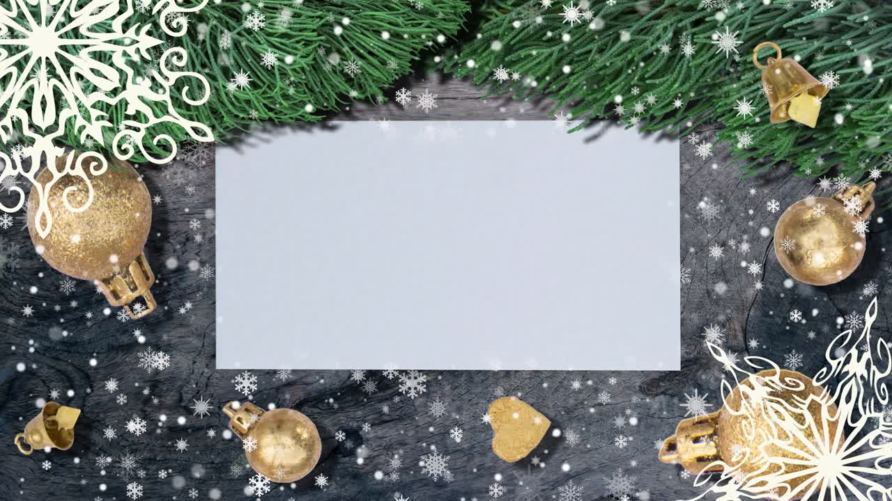 fondo de navidad con ramas de abeto, copos de nieve y bolas de oro en mesa de madera rústica. vista superior con carta y espacio de copia