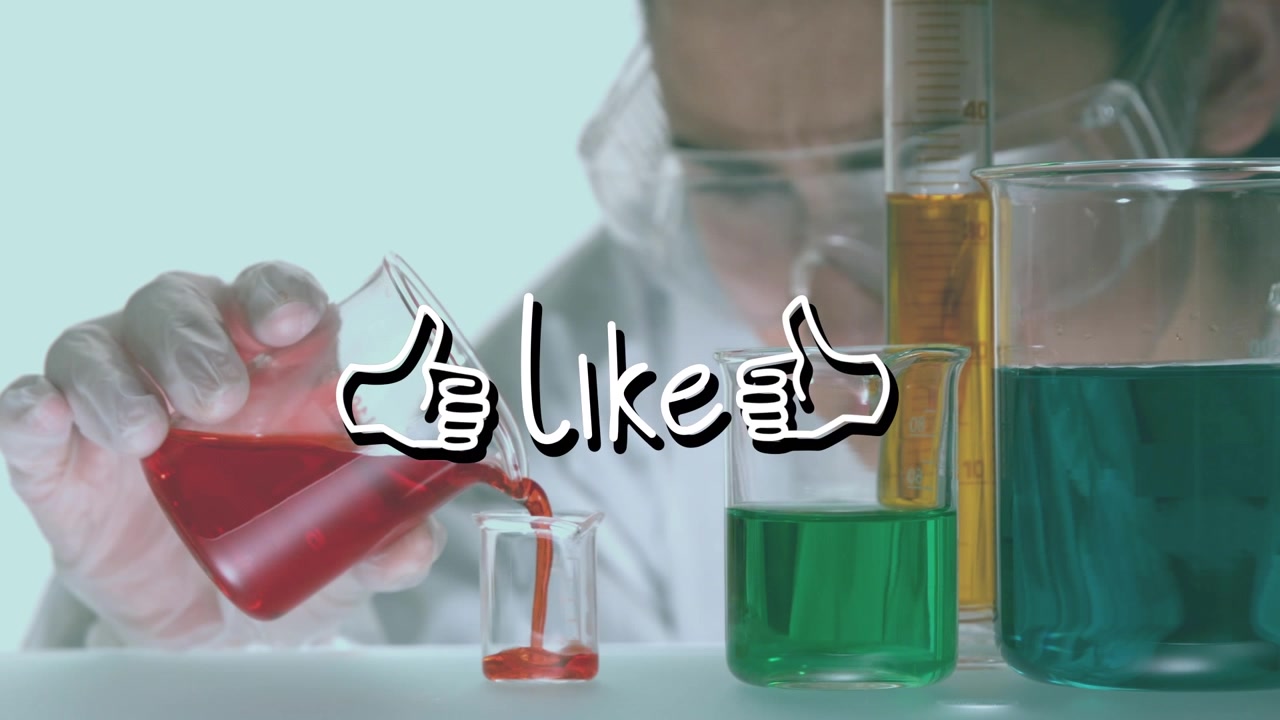 Animation af 'like'-tekst over kaukasisk kvindelig videnskabskvinde med bægerglas fyldt med væske.