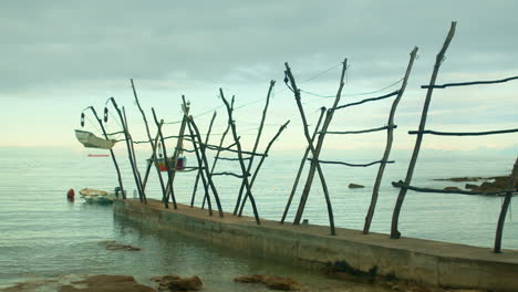 Kroatische-Küste-Zur-Winterzeit-Mit-Kleinem-Bootsdock-01