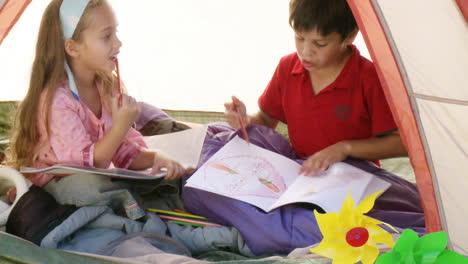 Dos-Niños-En-Tienda-De-Campaña-Jugando