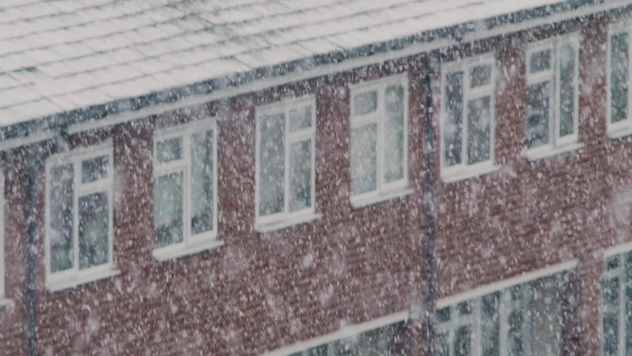 폭설 중 붉은 벽돌집